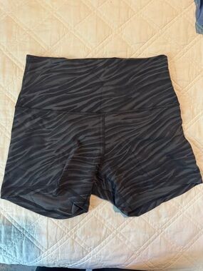 lululemon athletica Align HR 4” shorts in Le Tigre print (size 8)